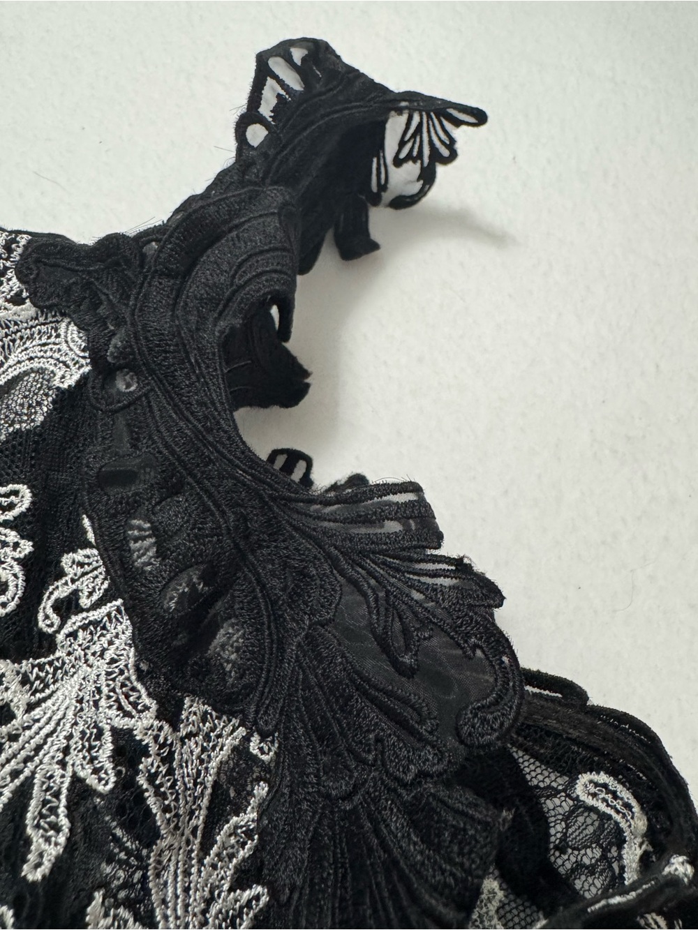 Kobi Halperin Black and White Cold-Shoulder Lace Shift Dress Sz 8 - Picture 10 of 11
